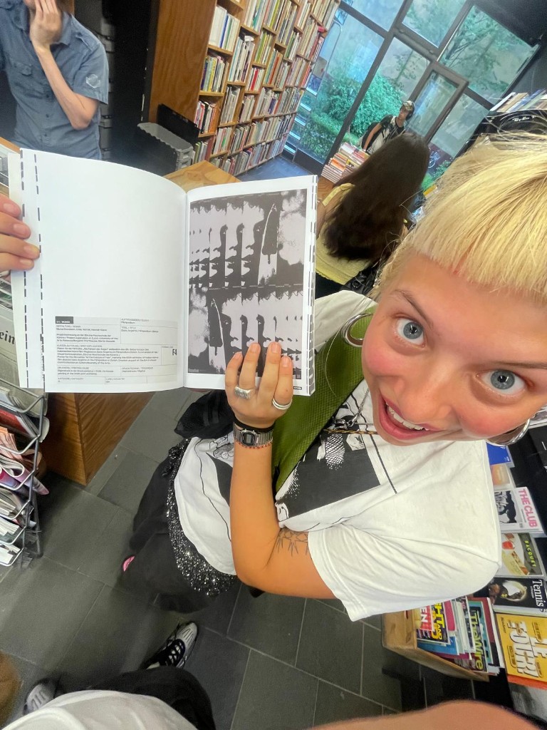 Im Buchladen mit aufgeschlagenem Buch